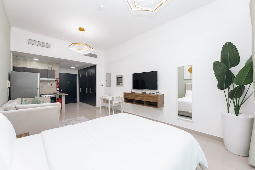 Urban Caves - Bright Studio in Dubai Marina With City Views