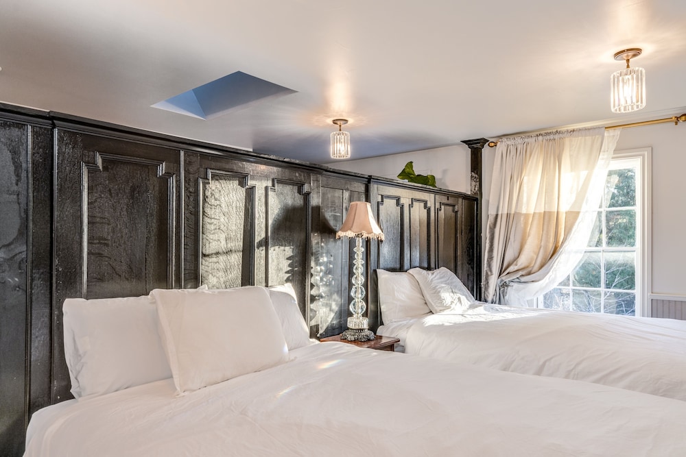 The Dutch Flat Hotel