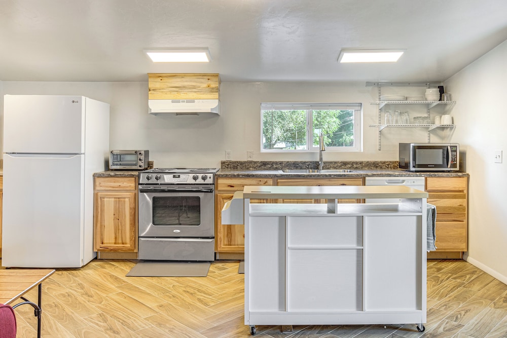 1 Mi to Tennyson St Shops & Eats: Laid-back Apt