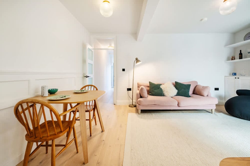 The Blooming Minimalist- by Out of Office Lifestyle