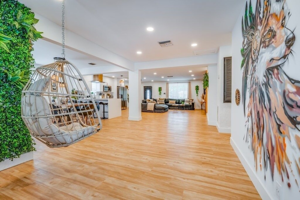 Fox Garden Luxury Boho Near Downtown & Beach 4 Bedroom Home