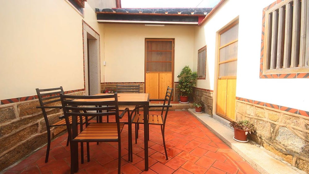 Longmen Inn Bed and Breakfast
