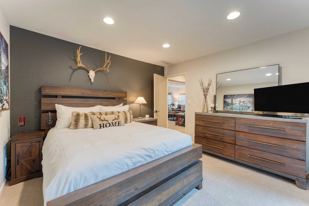 Westlake Cabin by Avantstay Hot Tub, Near Skiing, Walk to Restaurants & Lake!