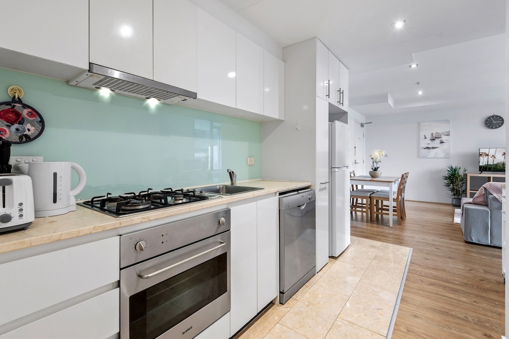 Central 2-bed Apartment With Parking,