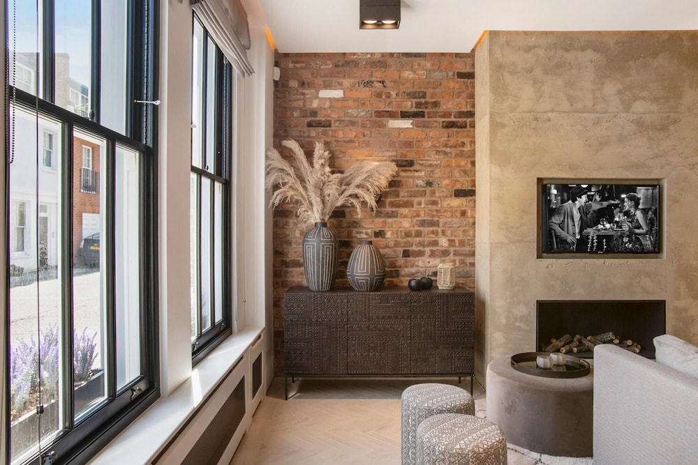 Luxurious Mews House in Pavilion Road - 3 Bedroom