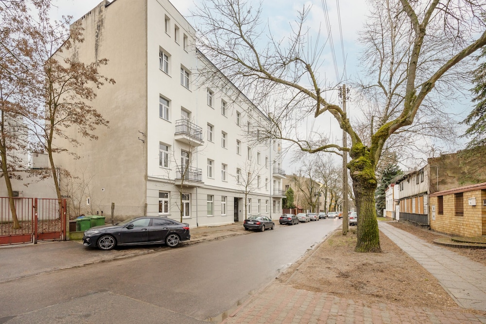 Cozy Studio Poznańska in Łódź by Renters view 2