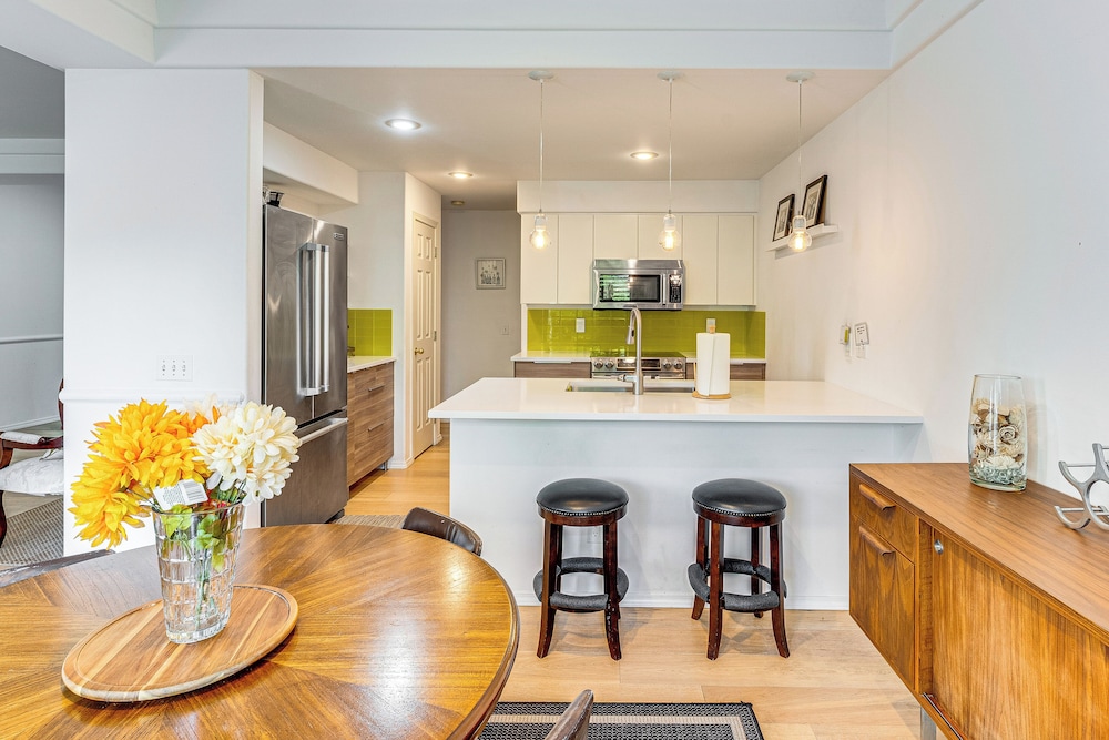 Modern Home Close to Dtwn Woodinville w/ Yard