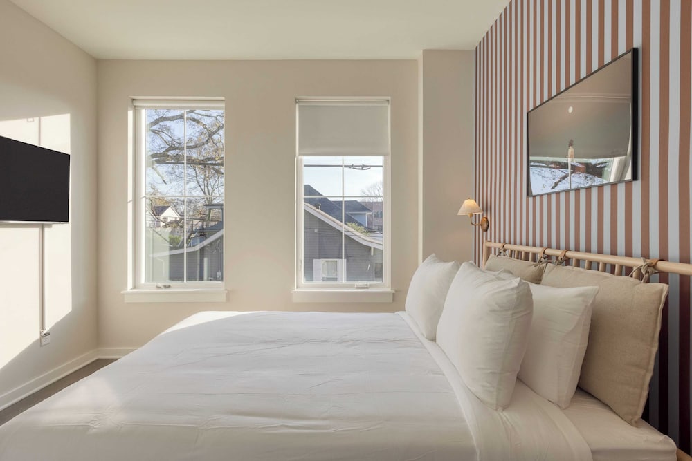 Sleeps 16 2 Modern Townhomes, Minutes to Broadway Lischey & 98 Degrees
