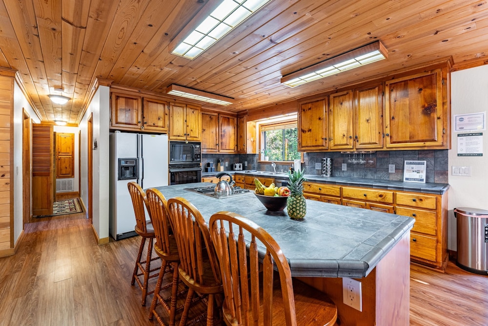 Whiskey Springs by Avantstay Classic Cabin Near Tahoe Donner Ski Area