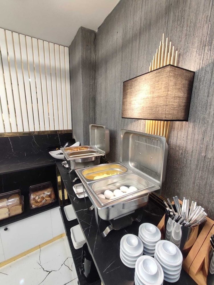 California Otel - Image 15