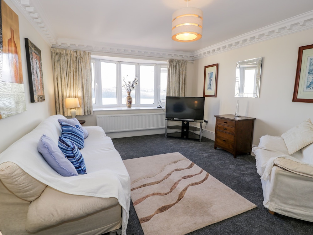 11 Glyn Garth Mews
