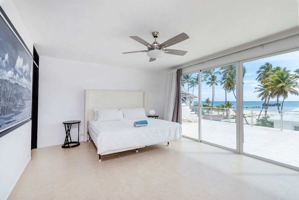 Luxury beachfront villa in Los Corales view 4