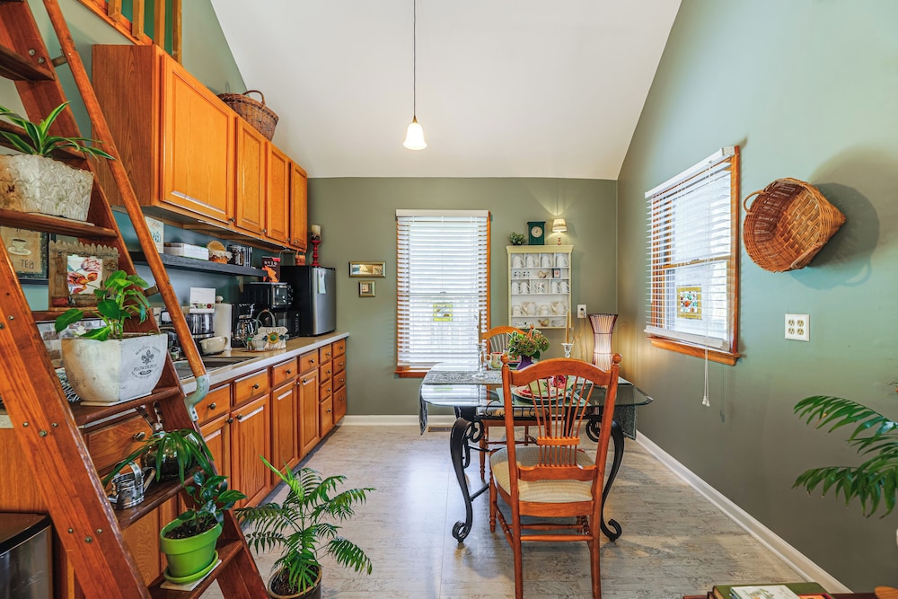 Unique & Artistic Retreat Near Rehoboth Beach!