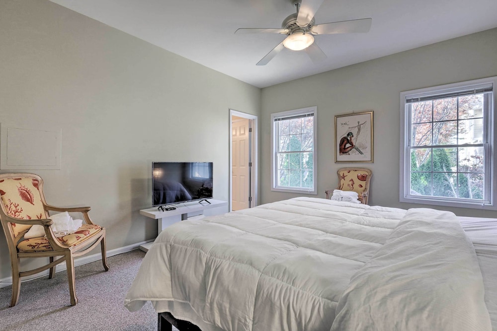 2 Mi to Ocean: Rehoboth Beach Townhome w/ Grill!