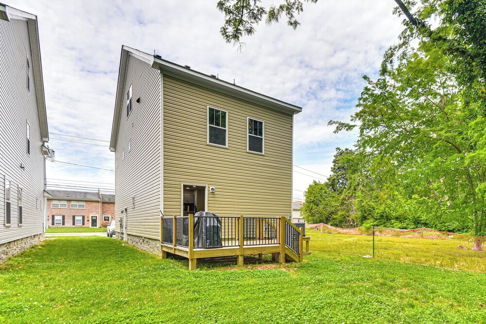 Walk to Dining: Sleek Hampton Home w/ Deck!
