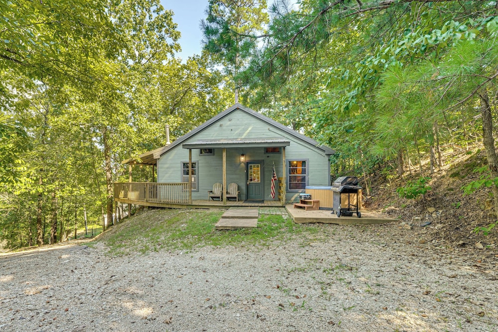 3 Mi to Beavers Bend State Park: Hot Tub Hideaway!