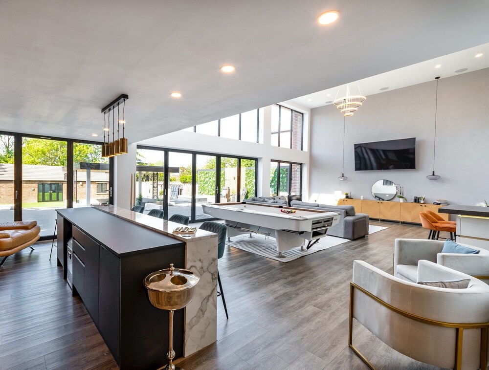 5 Bed Villa-sleeps 10-hot Tub-bar & Pool Table