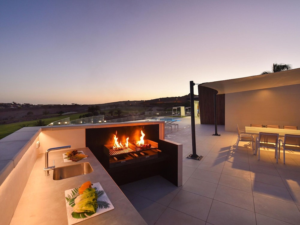 Villa in Salobre With Pool & Golf Nearby
