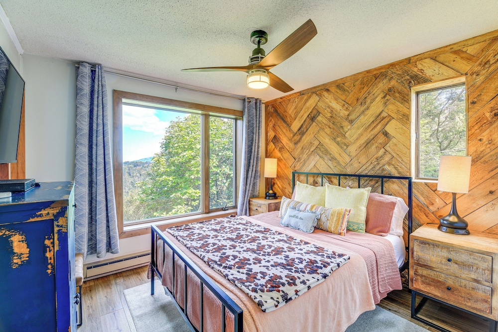 1 Mi to Slopes! Sugar Mountain Retreat w/ Views