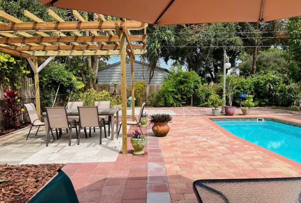 Pool Home in Seminole 5miles to Beach