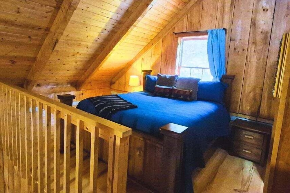 The Fur Traders Cabin- Pigeon Forge 2 Bedroom Cabin