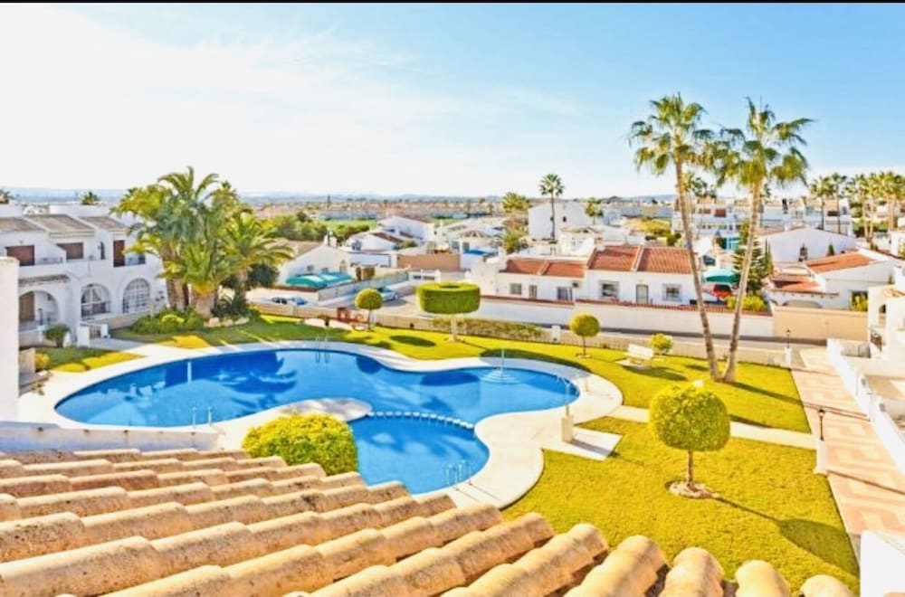 2-bed Apartment 10 min Drive to the Beach! photo 1
