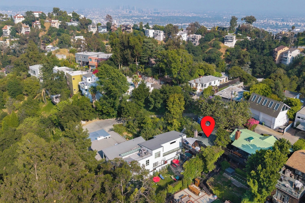 Chic LA Hideaway w/ Soaking Tub, Firepit Lounge & Tranquil Backyard