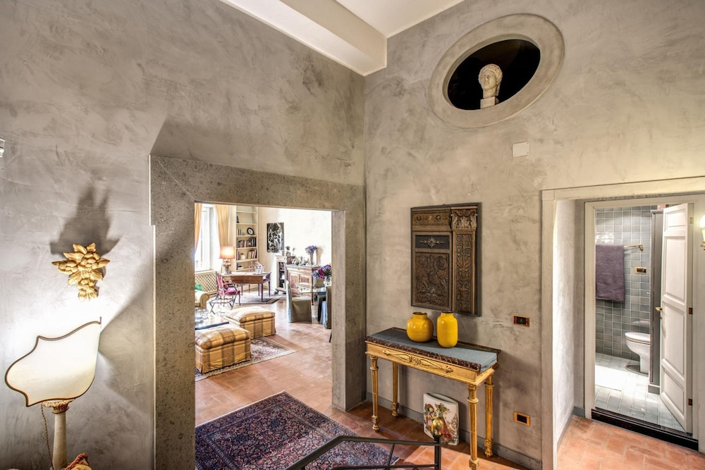Wonderful Apartment With Balcony in Piazza Margana