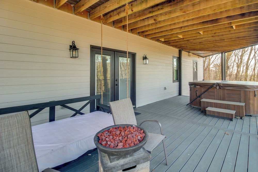 3 Mi to Winery: Jasper Mountain Chalet w/ Hot Tub!