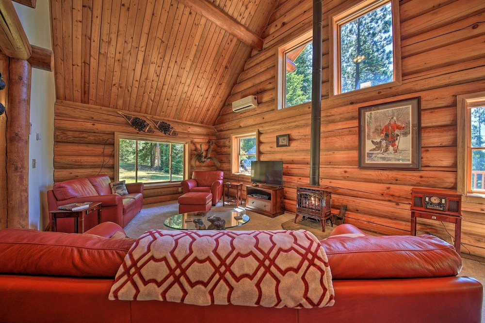 Large Cabin w/ Fire Pit + Grill on 34 Acres! view 2