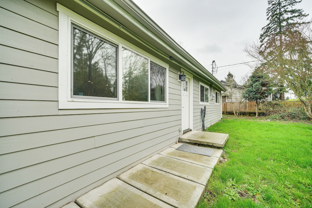 14 Mi to Dtwn Seattle: Sleek Home w/ Large Yard
