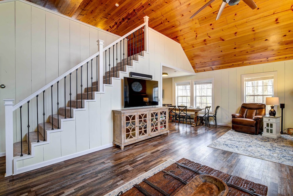 Lakefront Scottsville Retreat w/ Private Dock! view 3