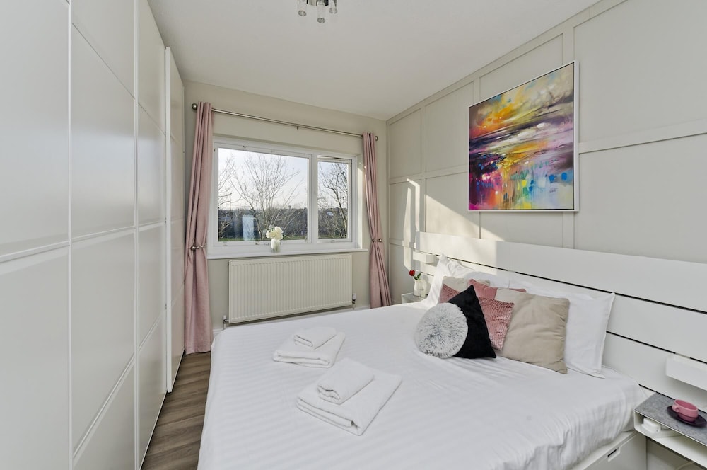 Attractive two Bedroom Flat in Ealing Broadway by Underthedoormat