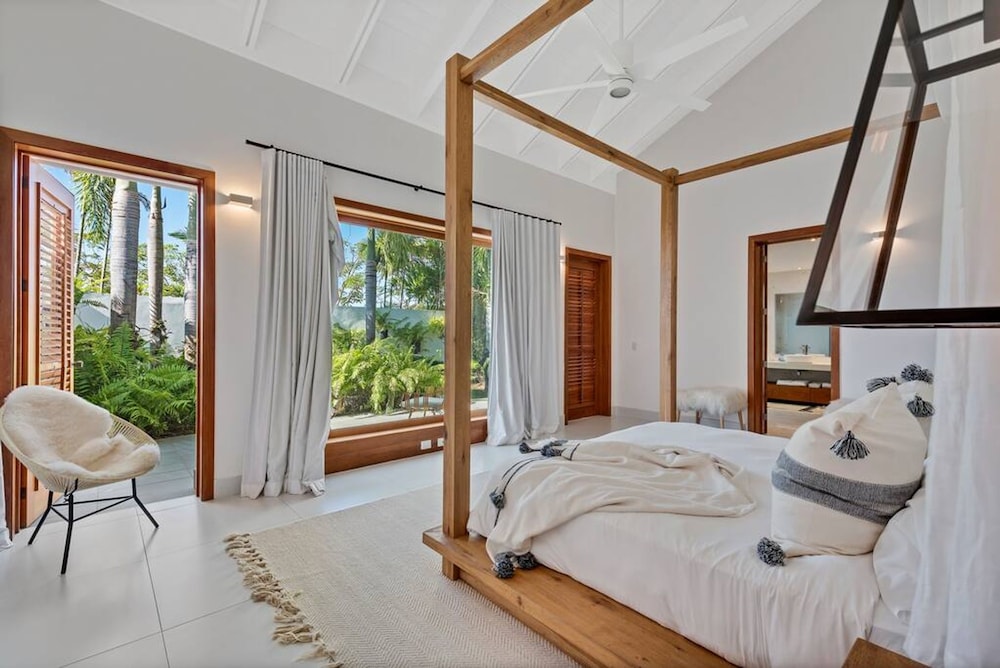 Modern Oasis Stunning Views of Golf Course River