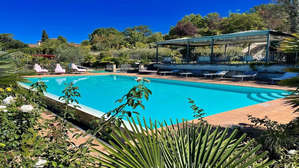 Very Pretty Spoleto Poolside, Jacuzzi, Gardens No01 view 3