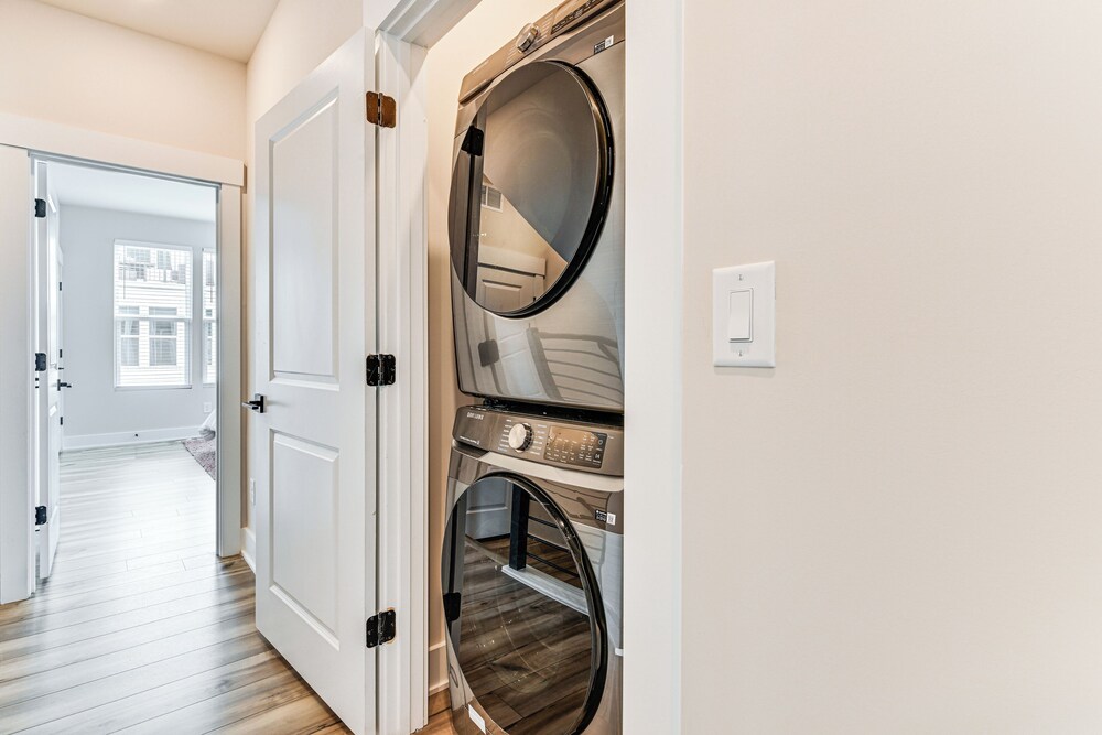 2 Mi to Uptown Charlotte: Townhome w/ Balconies!