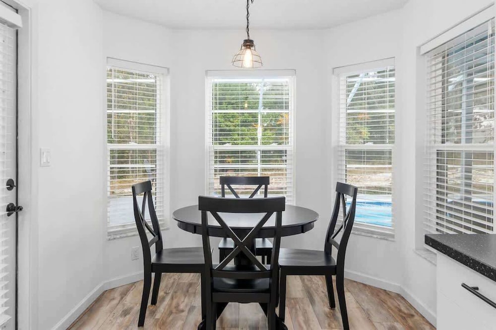 Spring Hill, 4 Bedroom, Pool & Golf Course!