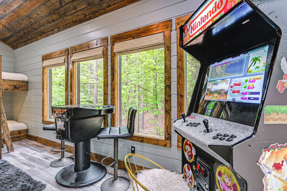 Luxe Broken Bow Vacation Rental: Hot Tub & Pets OK