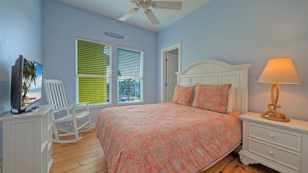 Walk to the Beach Ocean Views, Balcony Dining & Open Living Beachview 54 by Avantstay