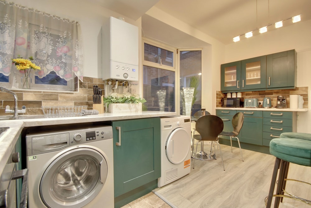 Southsea 4BR Getaway with Private Yard