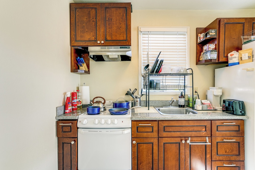 Pet-friendly Condo < 2 Mi to Alameda Beach!