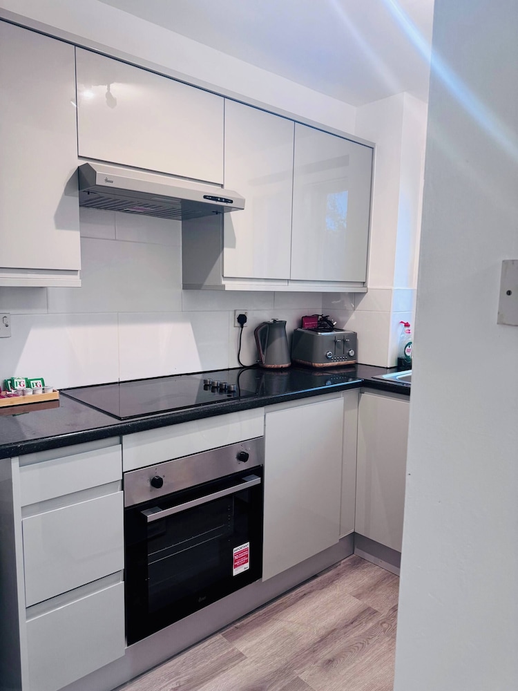 Stylish 1 Bed Flat Lakeside Shopping Mall