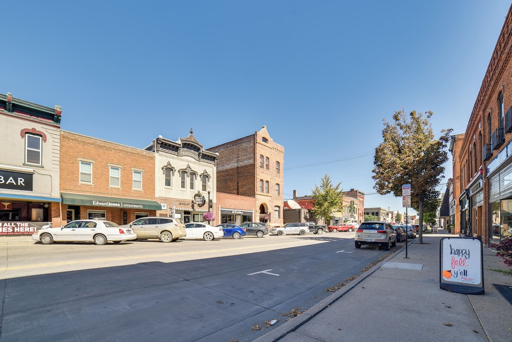Downtown Yankton Suite: Walk to Restaurants!