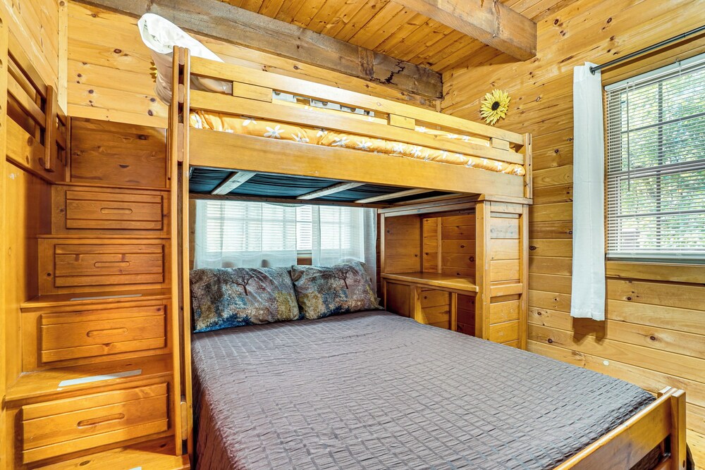 9 Mi to Lake Burton: Cabin w/ Deck Near Helen view 4