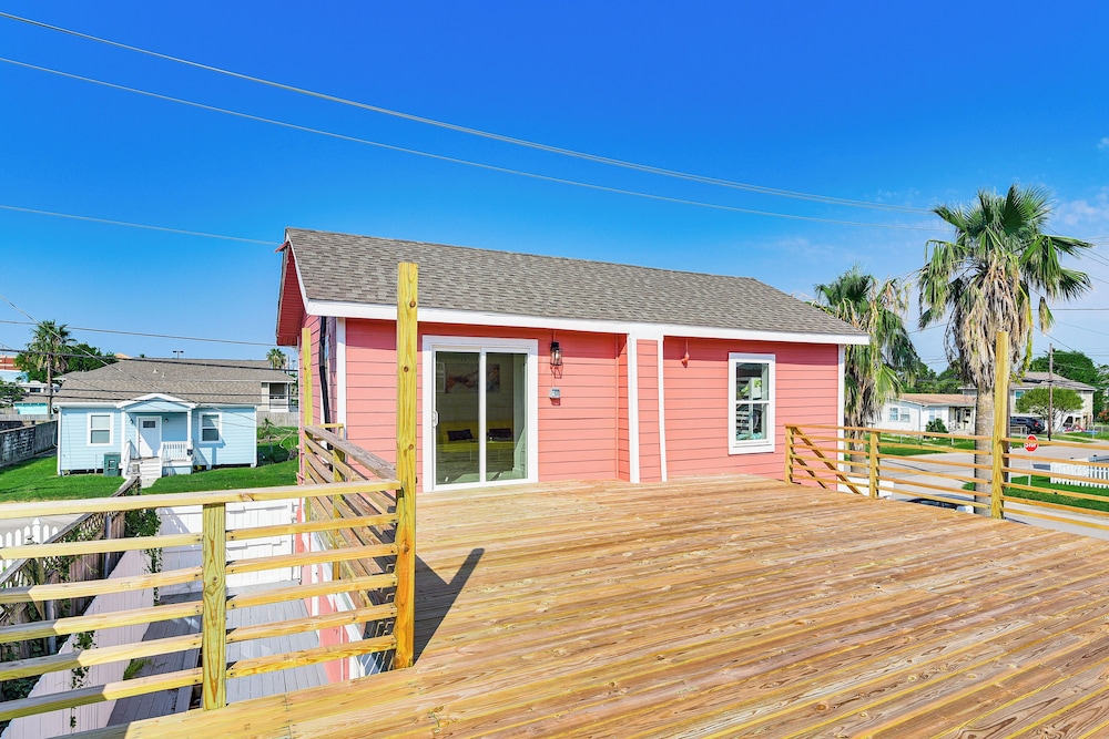 Pet-friendly Galveston Retreat < 1 Mi to Beaches!