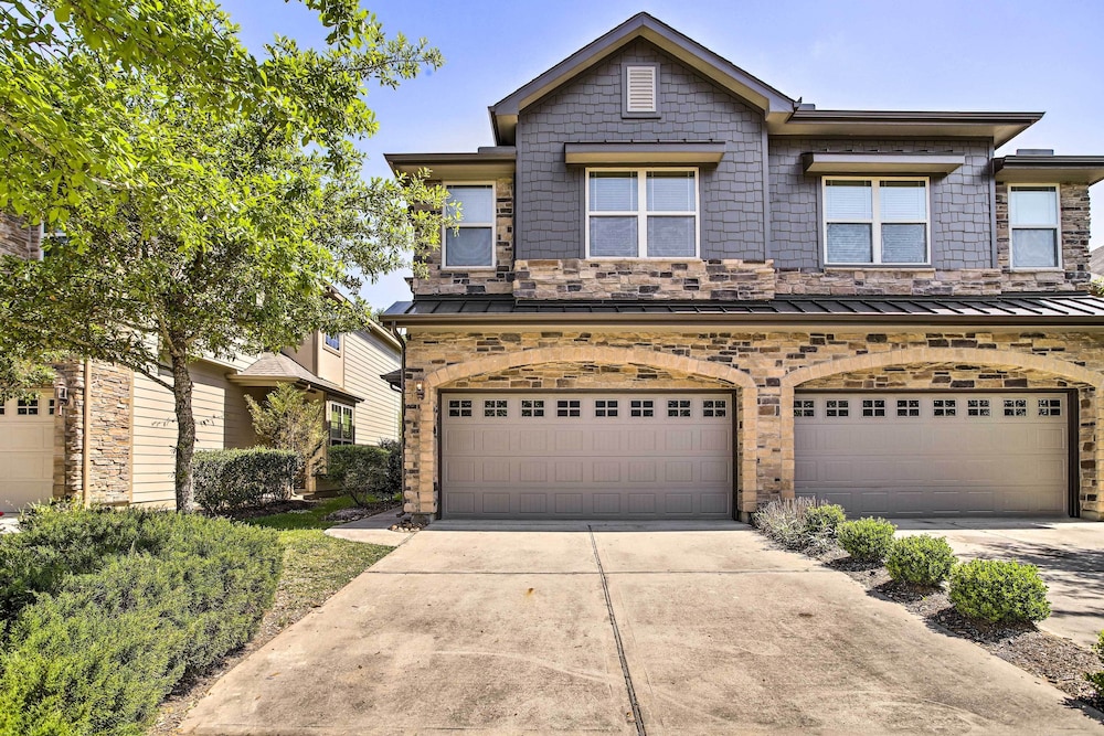 Family-friendly Spring Townhouse w/ Backyard!