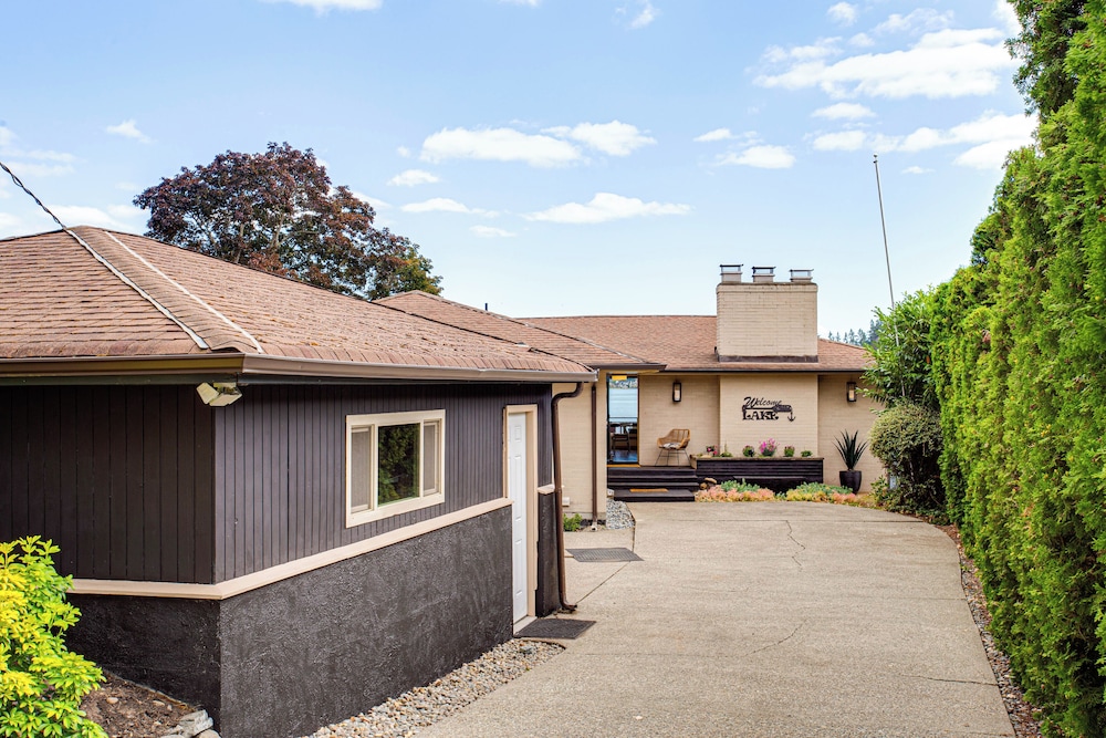 Lake Spanaway Retreat: Home w/ Private Beach!