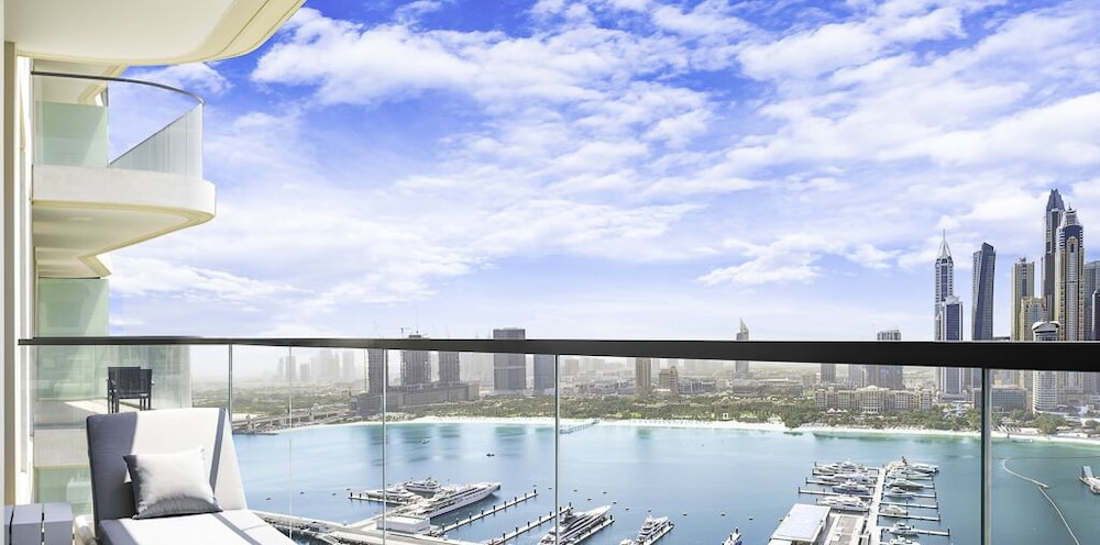 LUX The Marina Vista Beachfront Suite 3