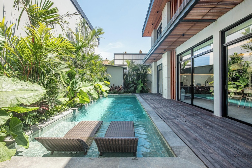 Tropical Elegance 5BR Canggu Villa Near Beach