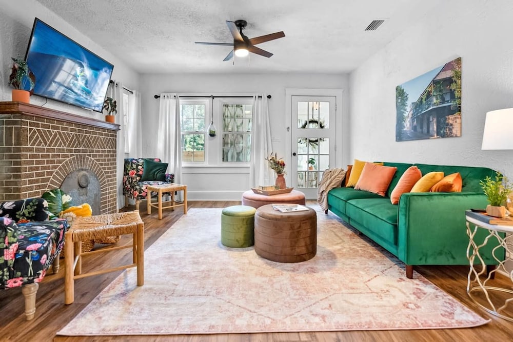 Newly Renovated Whimsical Cottage 2 Beds Hot Tub
